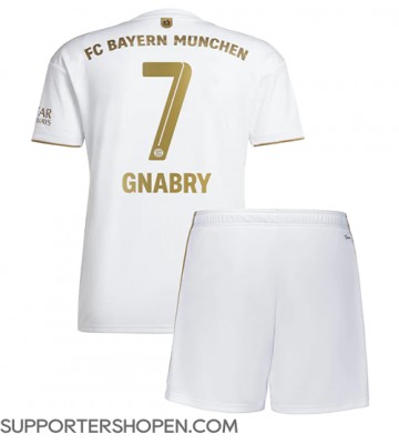 Bayern Munich Serge Gnabry #7 Bortatröja Barn 2022-23 Kortärmad (+ korta byxor)